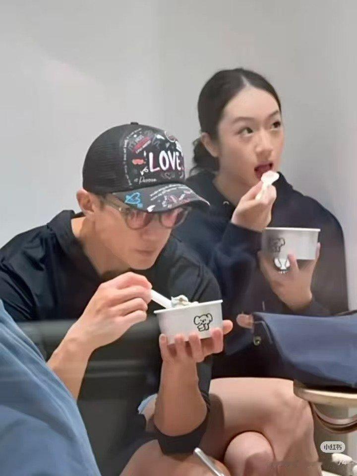 吴尊的两个孩子都长大了呀，儿子和女儿都好漂亮呀#上海偶遇吴尊带两孩子吃冰淇淋##偶遇吴尊带两孩子吃冰淇淋# ​