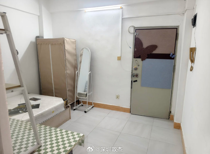 原来在深圳市中心还能租到这么便宜的房子。

福田上沙城中村，步梯农民房单间，1500包管理费一个月，适合刚来深圳打拼的。 ​