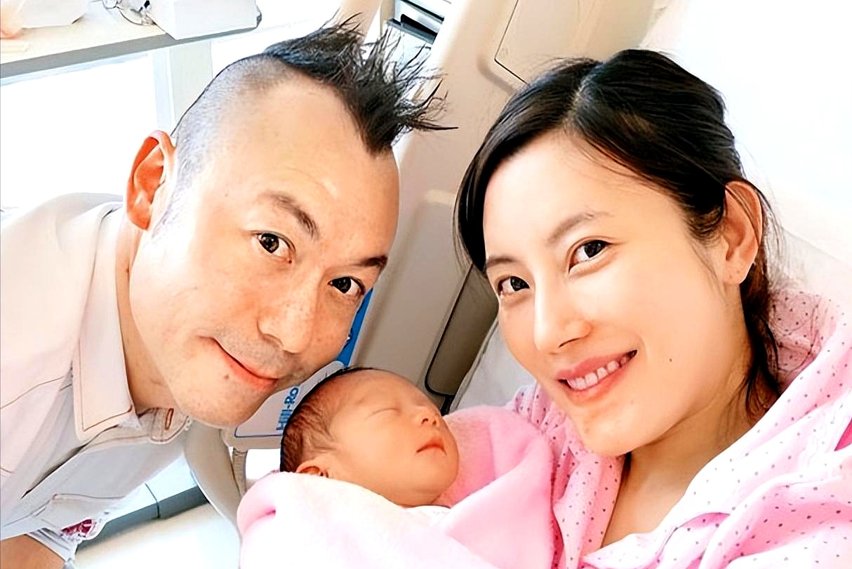 香港“鬼王”雷宇扬因胃癌在广州去世，终年62岁，消息压了整整四天才传出来。最后守在病床前陪他走完最后一程的，是那个被外界传了多年“早就离了”的妻子马荔
 

拍了半辈子鬼片，最风光的时候选择结婚，把重心全挪到内地，为了顾家，太远太累的工作一概不接。两口子过日子从来不晒合照，低调得像陌生人，以至于外头