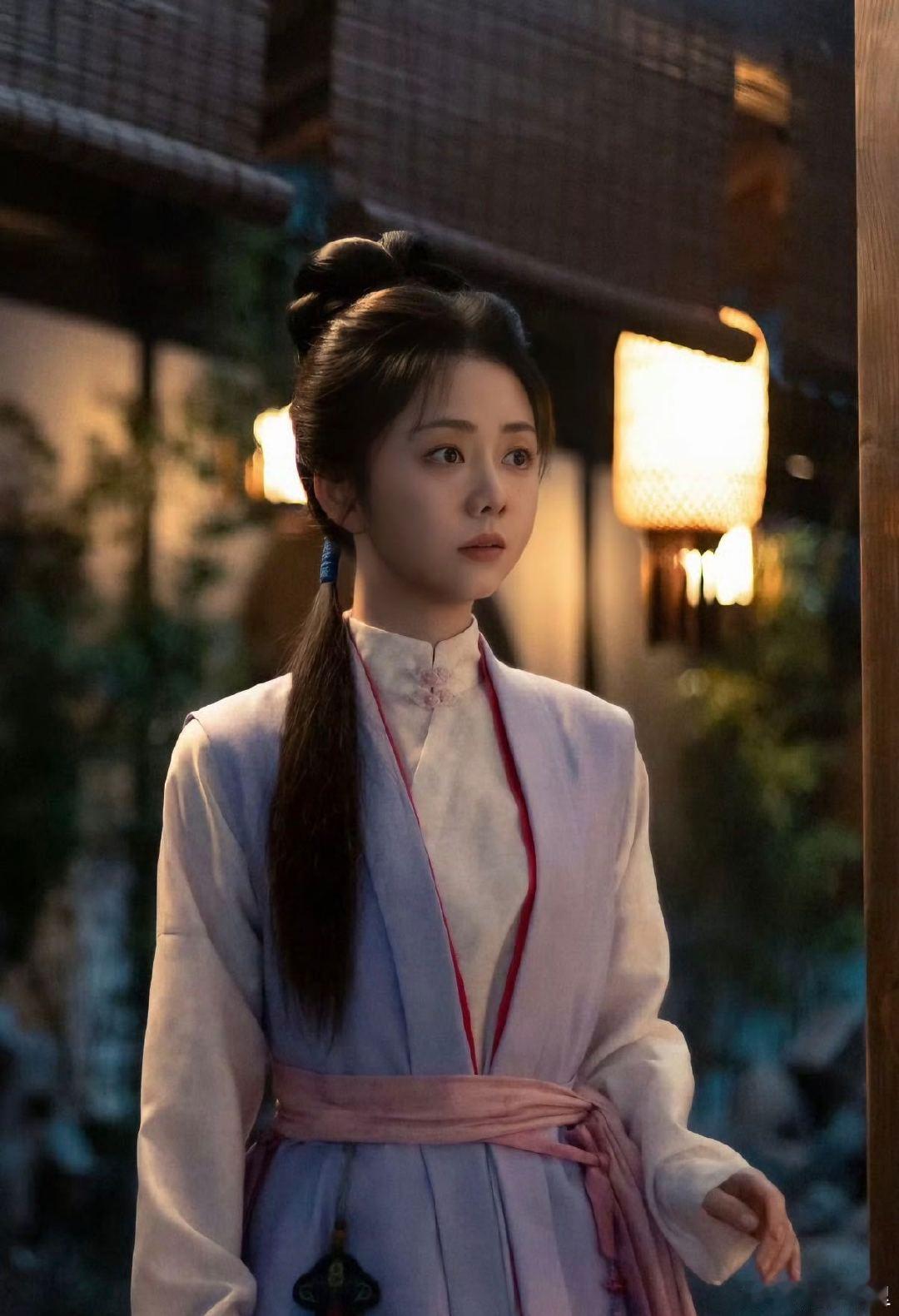 #谭松韵新剧丫鬟职场生存记#谭松韵《兰香如故》上演古装版职场生存。世家千金跌落成三等丫鬟，深陷后院纷争，不逞口舌之勇，靠头脑和韧性化解刁难排挤，蛰伏蓄力，在深宅暗流里慢慢站稳脚跟。 ​
