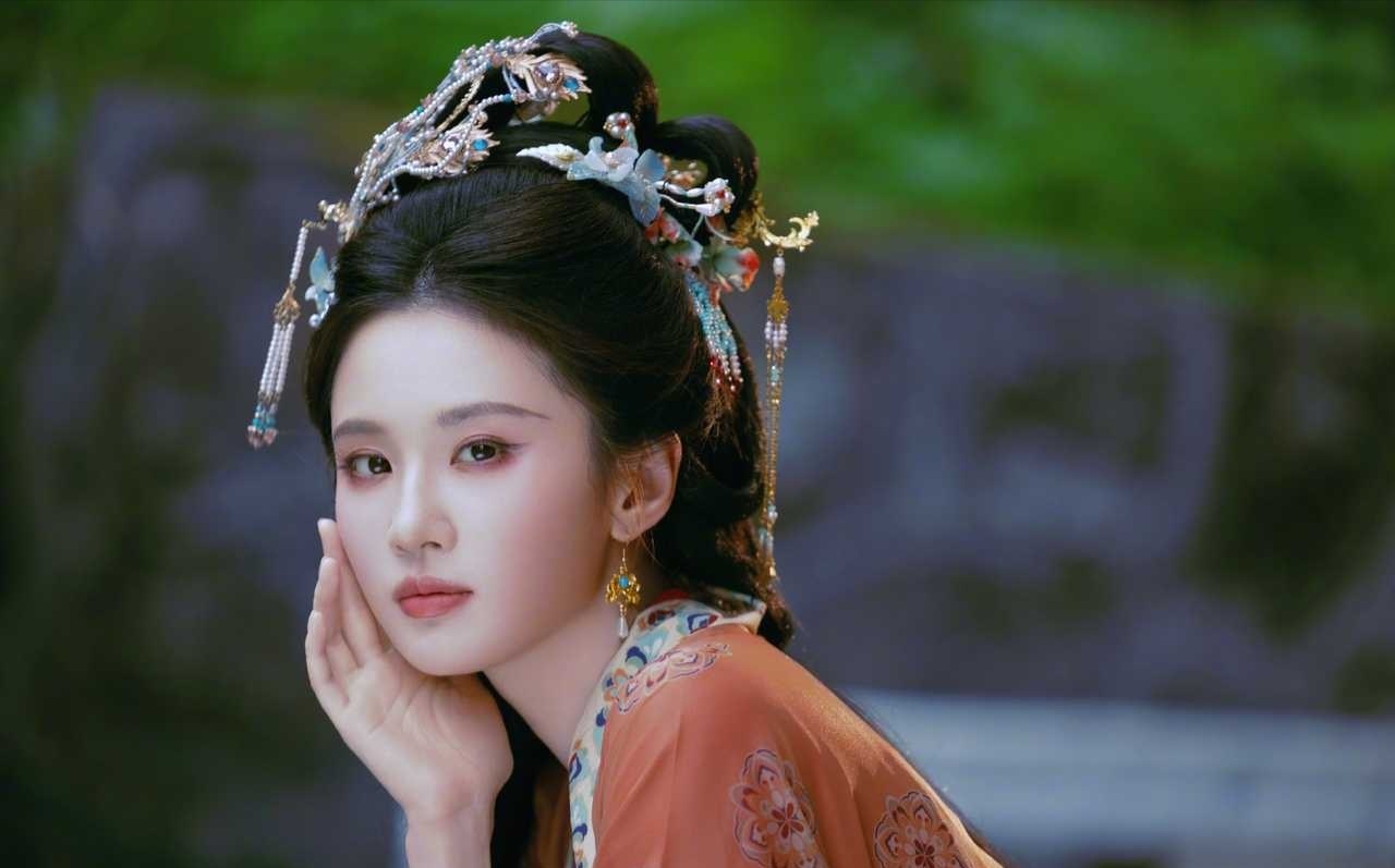 张慧雯和谢娜定下三年之约，目标拿下影后
怀揣这份期许，她手握《旷野之境》《天都异闻录》多部作品，蓄力打磨演技。
一步一个脚印踏实前行，期待她早日实现目标，静待高光时刻