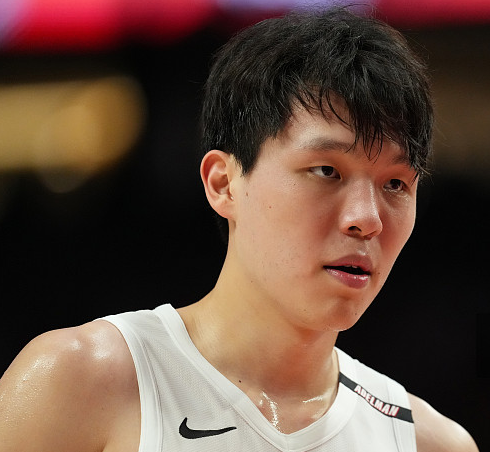 杨瀚森这场季前赛的表现真的给人不小惊喜。
全场出战20分22秒，4投3中拿6分还顺带抢下7个篮板送出2次助攻，进攻效率高得离谱。首节17平的时候他被换上场，前5分钟没找到节奏没出手也没数据，第二节直接坐满整节板凳，结果第三节末段和第四节一上来，他立刻找对了比赛感觉，卡位抢板稳得一批，几次顺下终结都没