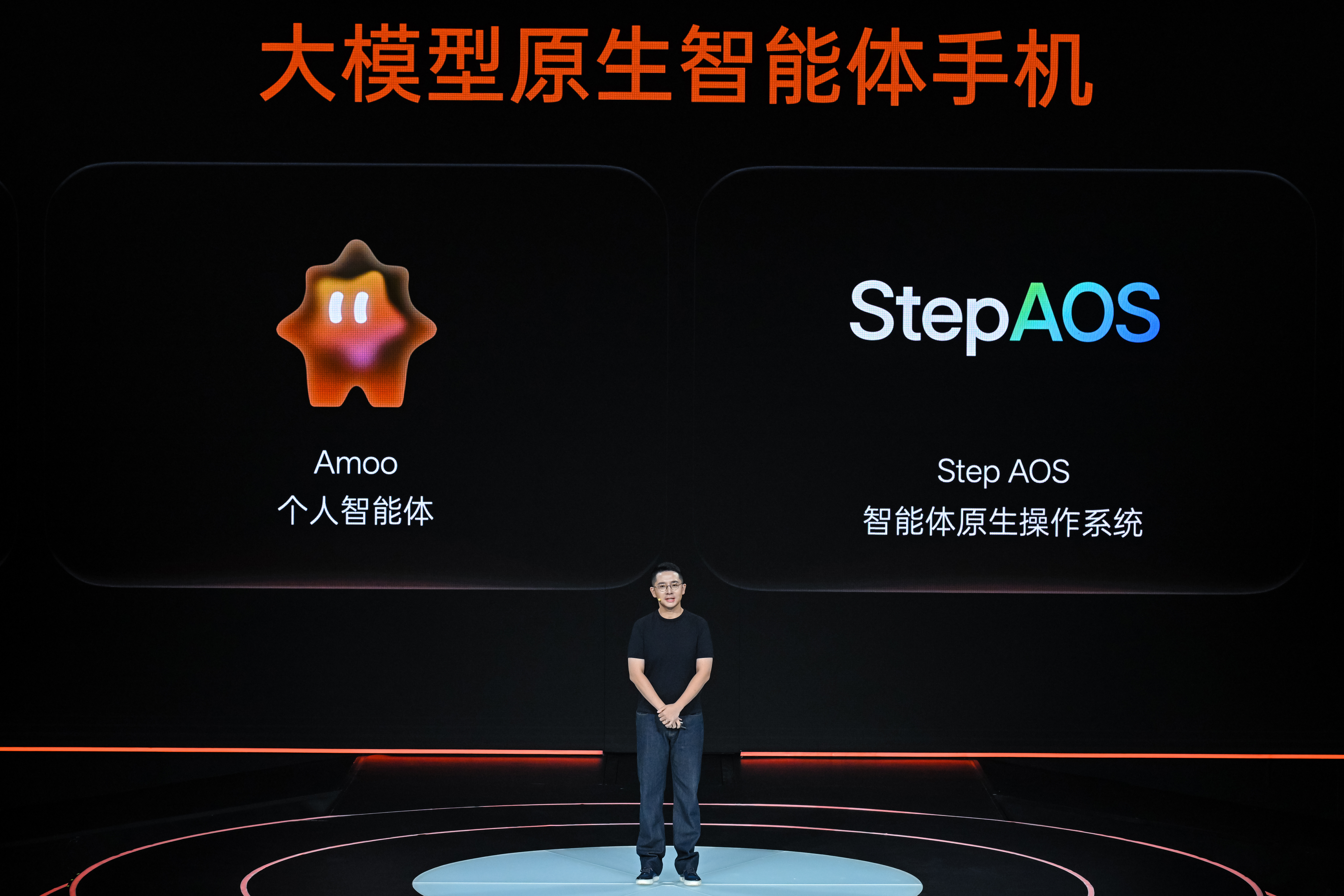 这次阶跃终端的STEPX Neo发布会，说一个我特别关注的点。那就是AI手机正在从APP时代切到智能体时代，而STEPX Neo就把这个切换给落地了。

以前用手机，你得挨个打开APP操作。STEPX Neo换了个思路——搭载了从零为智能体打造的Step AOS系统，内置智能体Amoo，你说一句“帮我规划周末出行”，它自己就跨 ​