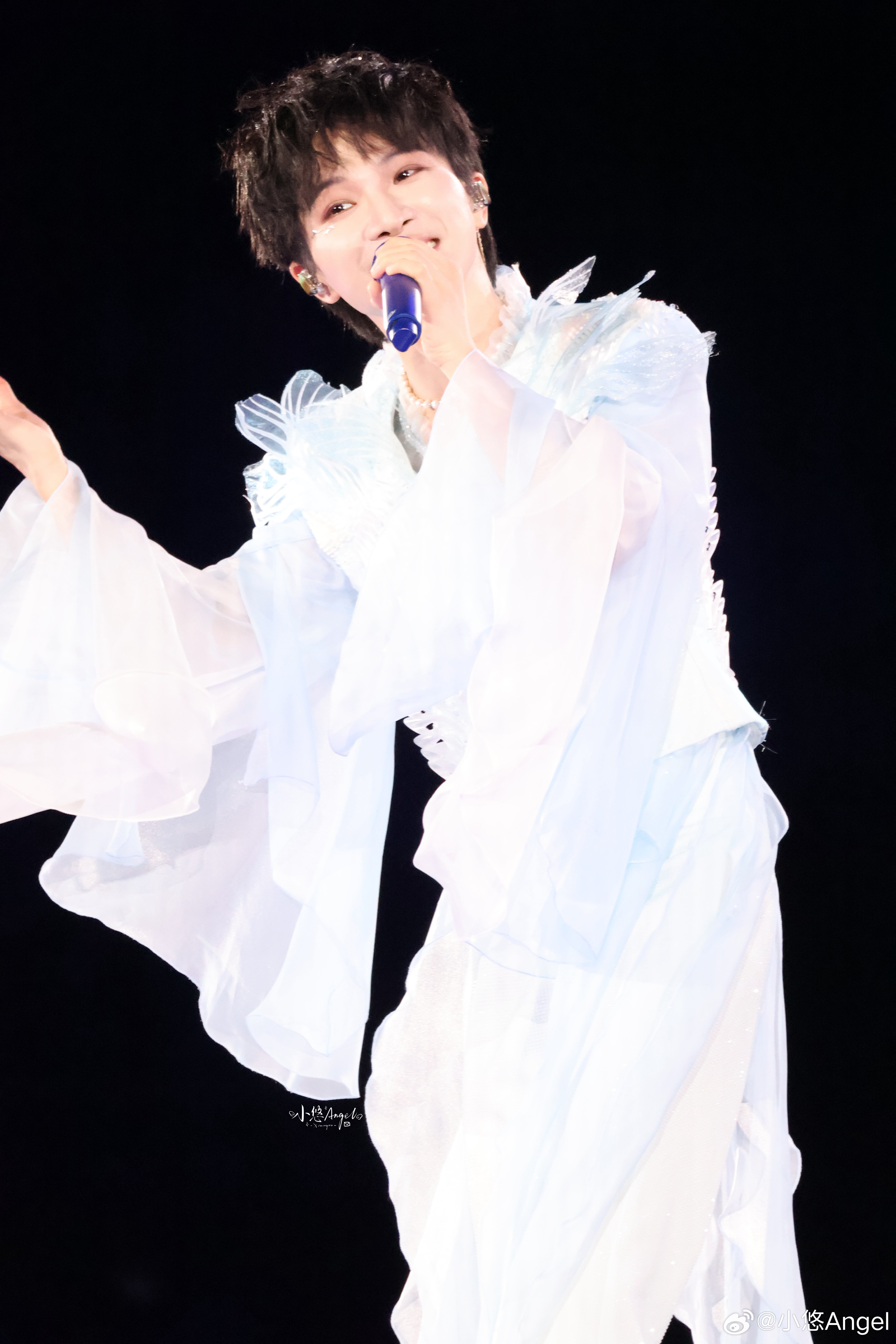#周深[超话]#[太阳]#周深2026深深的巡回演唱会﻿##周深沈阳演唱会# 
谁许你去天上人间
📷20260725深深的巡回演唱会沈阳站Day1 ​