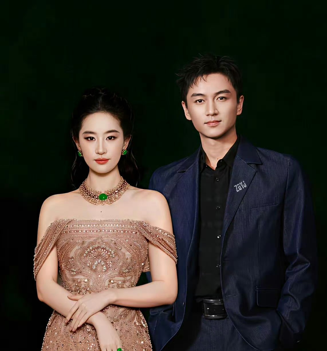 刘亦菲、陈晓二搭《咸雪》又上热搜，这项目攒了好些年，一直死磕刘亦菲，听说平台对剧本挺有信心。
          但是她接的概率不大，古装经商她演过一部，下一部可能是电影或者再换新路数，不过二人二搭还是有点想头，毕竟两人往那一站，颜值就够看 ​刘亦菲LV大片