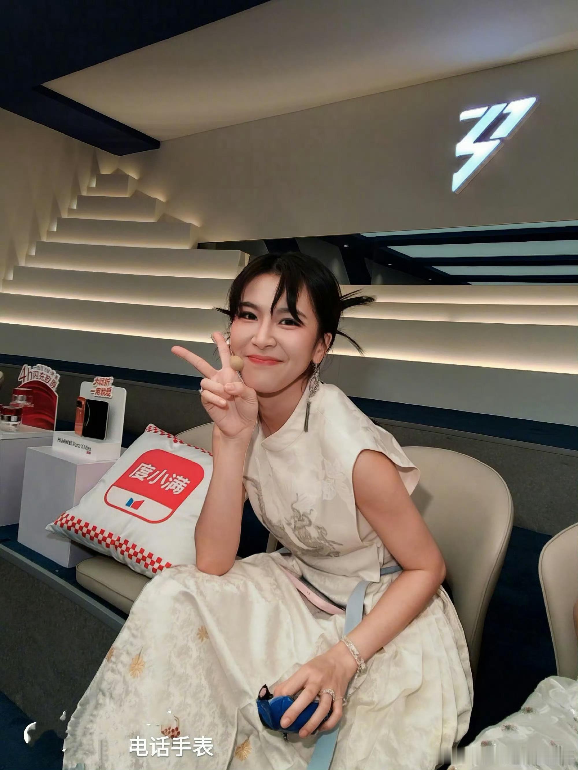 谢楠晒出小儿子“吴老二”用小天才电话手表Z11拍的照片，主角是曾沛慈和唐艺昕，两位姐姐对着手表镜头比耶配合的画面又萌又好笑。  一、事件经过- 拍摄者：谢楠与吴京的小儿子“吴老二”，在探班时主动化身“