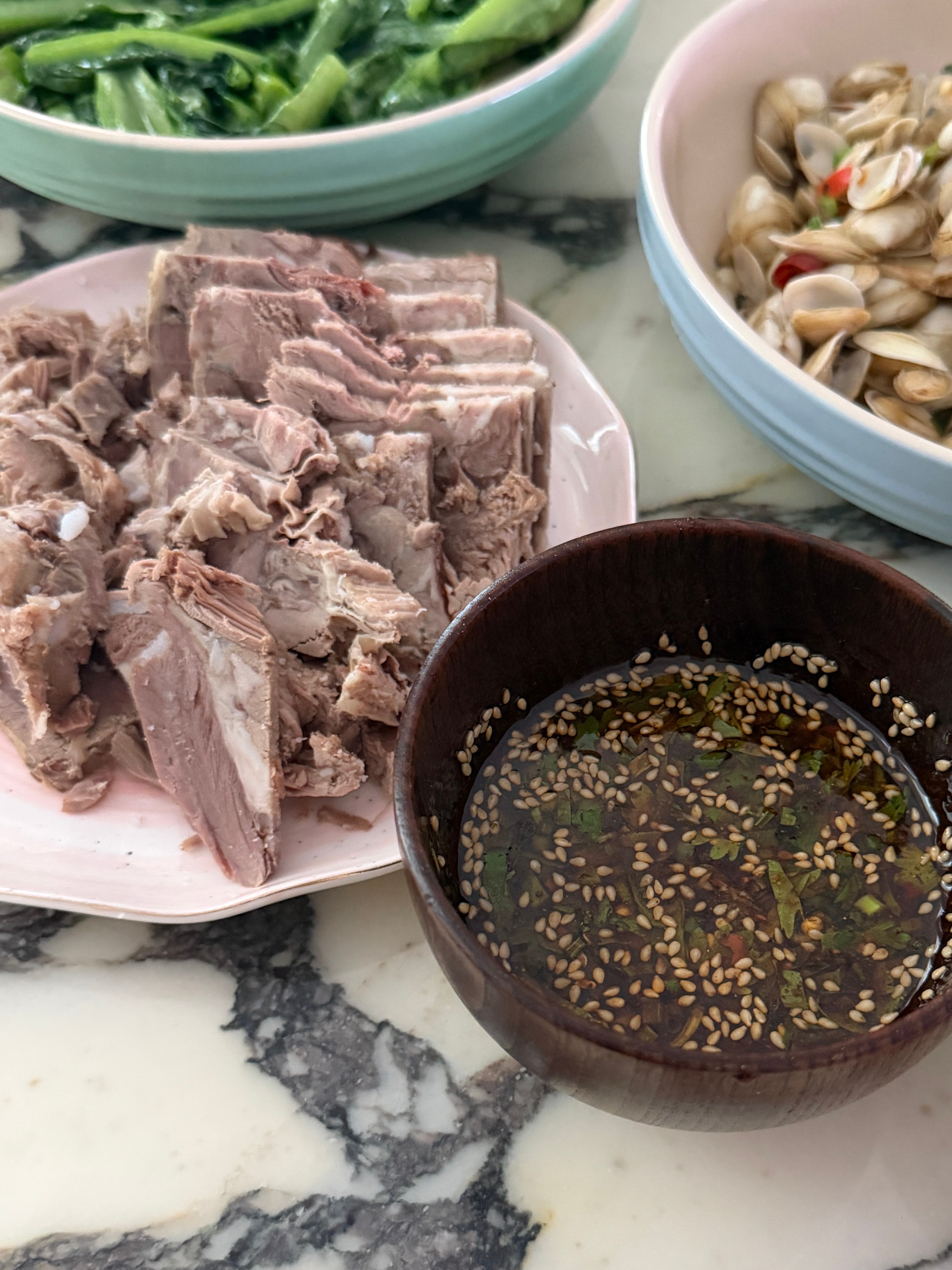 今天很有口福 小姐妹投喂的超大超脆超好次的阳光玫瑰 邻居投喂的白切羊肉 ​​​
