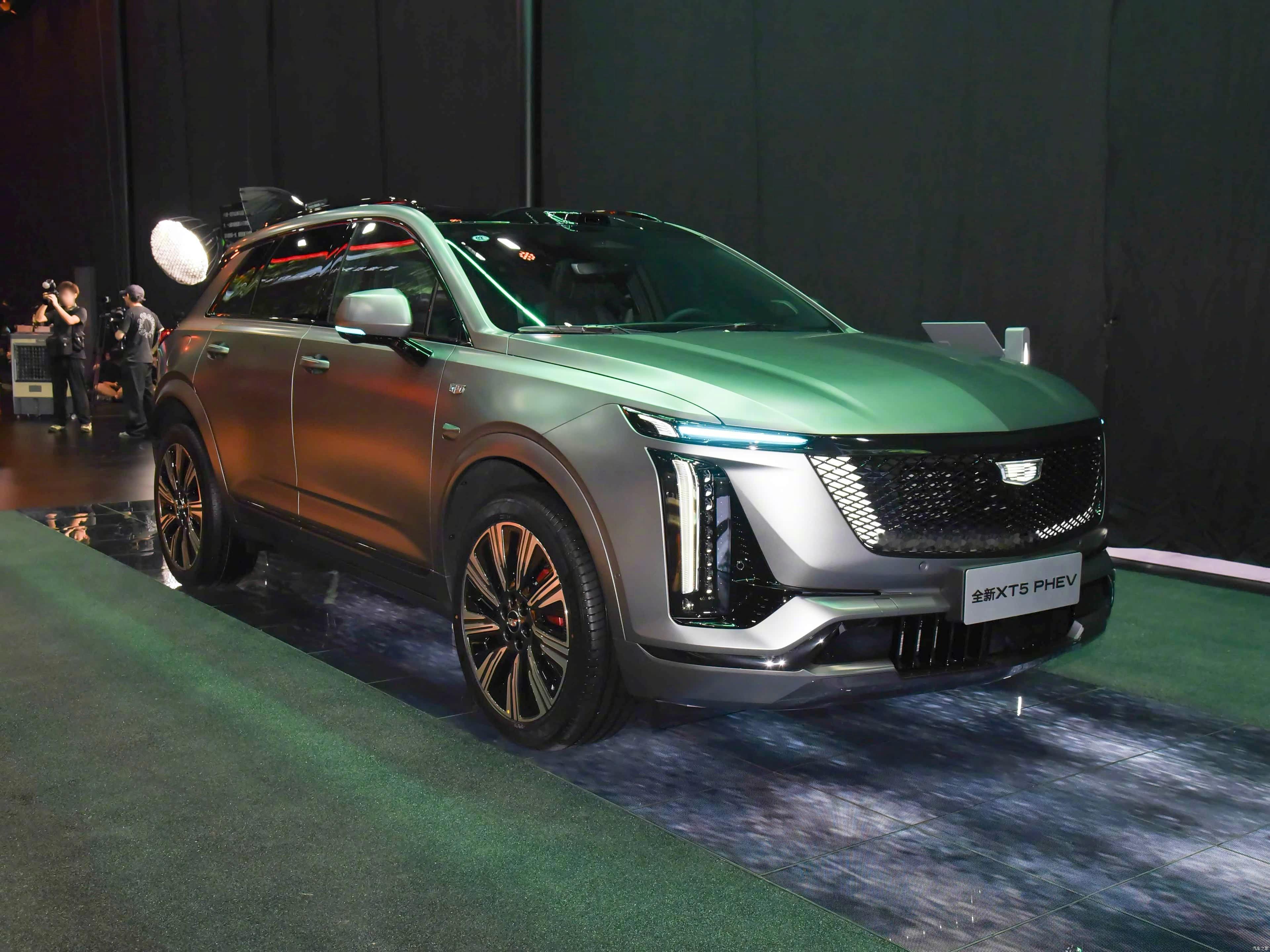 凯迪拉克XT5 PHEV 2026年9月上市，定位中型插混SUV。

整车尺寸4888mm×1957mm×1688mm，轴距2863mm。

外观延续凯迪拉克家族锐利设计，竖向灯组，盾形前脸，车身线条稳重。动力搭载1.5T发动机搭配前后双电机，配备35.5kWh三元锂电池，CLTC纯电续航215公里，综合续航1360公里。

底盘搭载全路况电动蜂鸟 ​