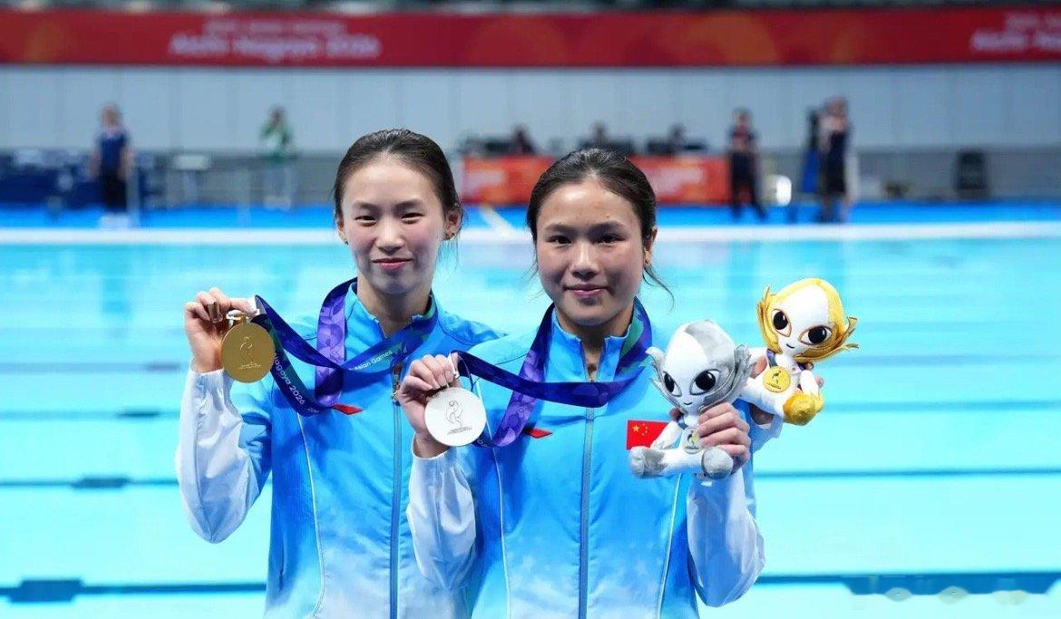 亚运会.跳水落幕，30枚奖牌/全部落位，中国16枚+日本4枚+韩国5枚

1，男单十米跳台金牌
     中国选手🇨🇳练俊杰
这是中国队在本届亚运会第150金

2，男单十米跳台银牌
     日本选手🇯🇵玉井陆斗

3，男单十米跳台铜牌
     中国选手🇨🇳赵仁杰

4，女单十米跳台金牌
     中国选手🇨? ​