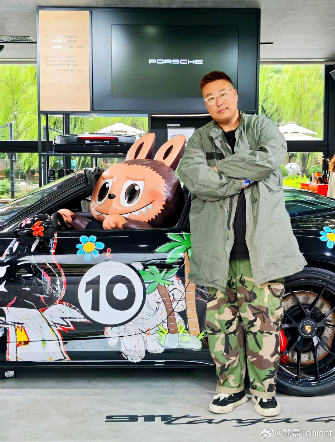 国庆假期打卡好去处，保时捷品牌快闪空间 x THE MONSTERS十周年展览，在北京亮马河畔。
图9是插画家手绘在车身上的，拉布布粉丝打卡首选位置哈哈  ​