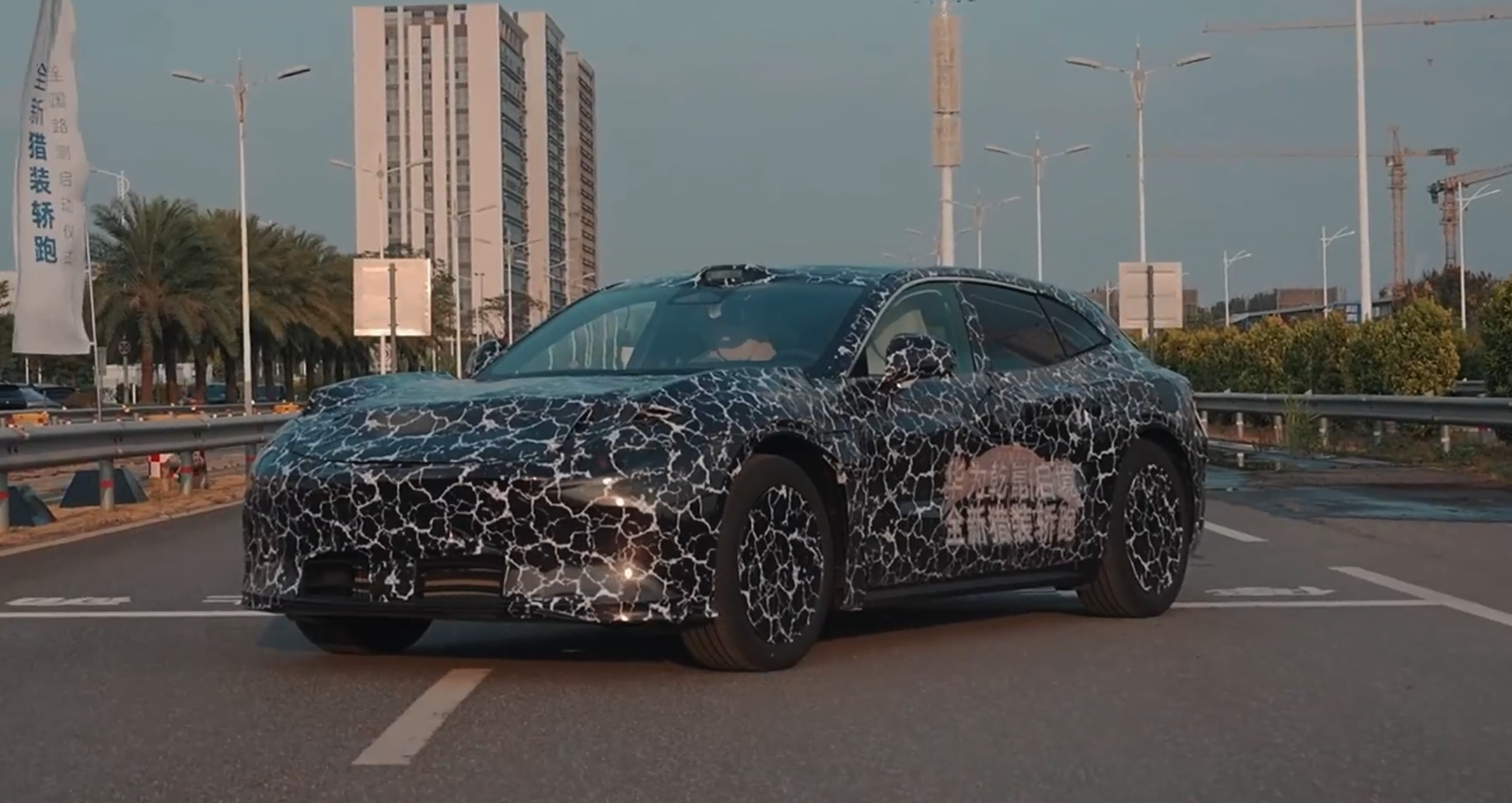 启境猎装轿跑测试视频曝光！30万级要卷“智驾天花板”？    华为乾崑...