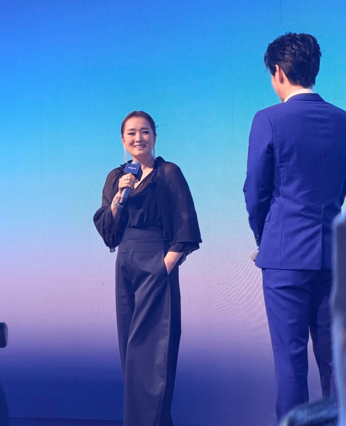 巩俐、杨洋、王鹤棣、章若楠现身上海，参加活动，巩皇到底是巩皇，一看就没上科技，自然衰老 ，她一出场，全场轰动，一手插兜，又酷又拽，那个气场太强大了，十足的女王风范啊！

很久没露面的杨洋，戴眼镜穿西装，温文尔雅，34岁的他还是和以前一样帅气，但多了几分成熟稳重。

27岁的王鹤棣阳光帅气，章若楠甜美