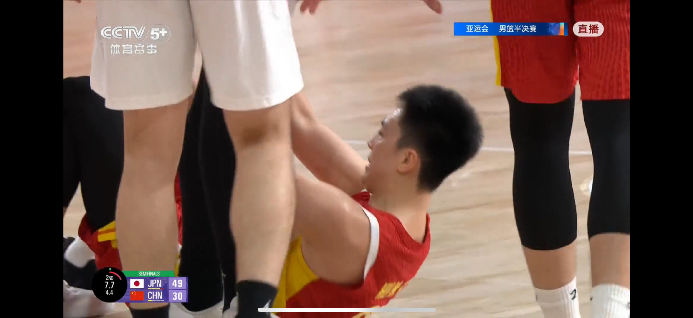 #中国男篮918晚对阵日本男篮#上半场30-49落后19分日本队，下半场追回来啊[捂嘴哭][捂嘴哭]#中国男篮vs日本男篮# ​