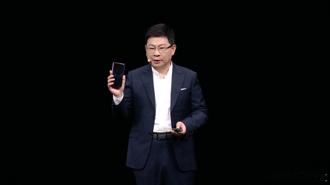 【#华为新款三折叠首秀#】#余承东展示华为新款三折叠#9月7日，在HUAWEI Mate XT 2及全场景新品发布会上，展示华为新款三折叠。 ​