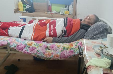 夫妻与父亲三人共处一室的相处之道：尊重、界限与爱的平衡  在现代社会中...