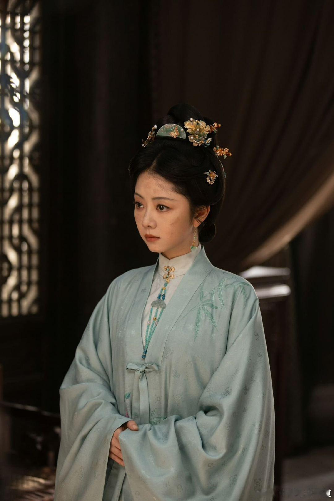 #谭松韵的真诚杀死了比赛##谭松韵给兰香如故不同人的落款#给许家爹妈 → 落款：女儿
给知春馆姐妹、陆先生、韩粱、芙蓉秀 → 落款：兰香
给沈家人 → 落款：嘉兰
不同的身份，同样的真诚。她用一封信，把每个角色都好好爱了一遍。 ​