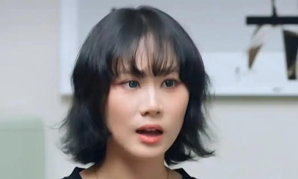 亲姐妹面对面坐着喝下午茶，明明骨子里流着一半同样的血，俩人却愣是半天憋不出一句话，尴尬得只能低头猛扒拉盘子里的水果，喝完咖啡匆匆散伙

这就是窦唯的两个女儿，窦佳嫄和窦靖童第一次见面的真实场景

那时候窦佳嫄才十四五岁，小丫头对这个同父异母的姐姐满肚子好奇。要知道那会儿的窦靖童正值二十来岁，事业如日