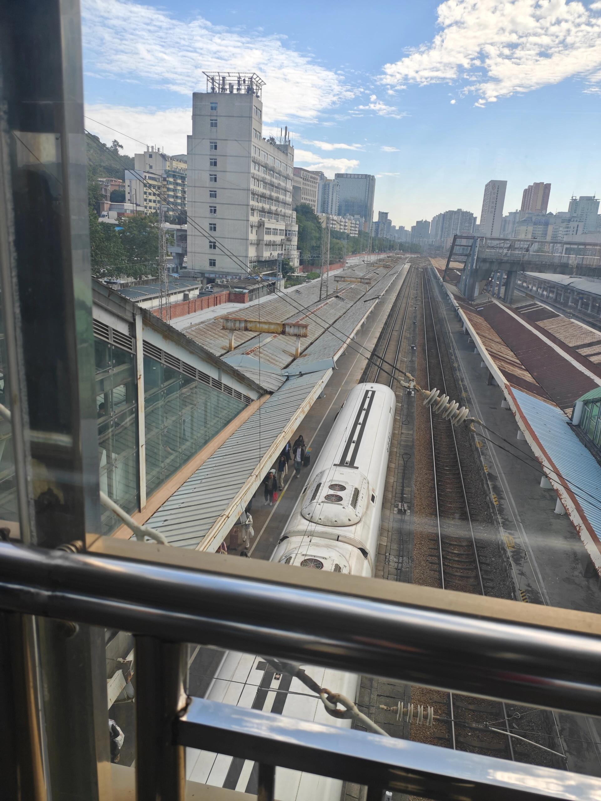 为什么广州这么发达，东站却破破的 来的时候时在广州新塘站下车的，就感觉...