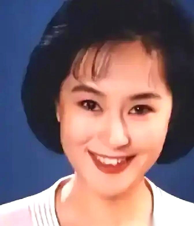 1999年，央视名嘴鞠萍的那场离婚，是以一道极其绝情的单选题开场的。
前夫蒋启星坐在沙发上，指着正收拾东西的妻子抛出底线：家里的财产和5岁的儿子，你只能选一样带走。鞠萍头也没抬，直接扯开一个旧皮箱，随手塞进去几件孩子的薄外套，拉上拉链，牵起5岁儿子翼遥的手就往门外走。临出门前，前夫站在玄关的阴影里没