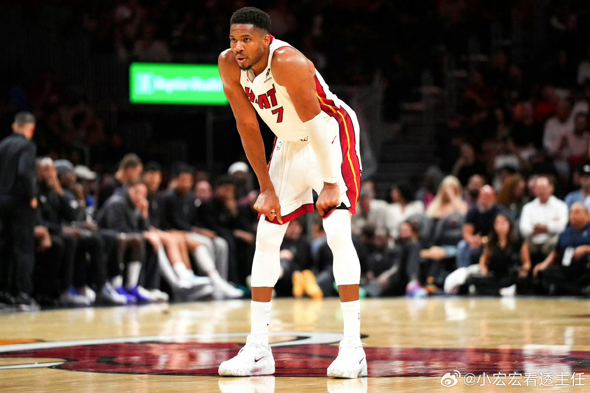 历史罕见纪录诞生🏀本赛季NBA揭幕日，一共6支球队单场输球20分以上，这在NBA历史上是第一次出现
▪️具体大比分场次：
公牛 输猛龙43分
太阳 输开拓者41分
热火 输森林狼25分
国王 输快船25分
勇士 输湖人22分
爵士 输灰熊20分
揭幕日扎堆出现一边倒比赛，多支热门队伍惨遭血洗，新赛季开局的强弱差 ​