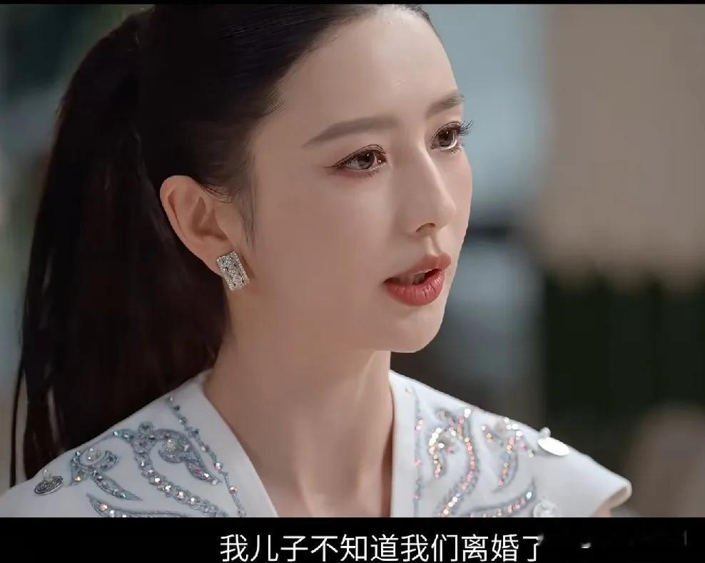 瞒了5年！佟丽娅陈思诚离婚内幕，太真实！
 
娱乐圈体面离婚的夫妻里，佟丽娅和陈思诚，绝对是最特殊的一对，9月15日，佟丽娅做客鲁豫专访，首度聊起自己和陈思诚离婚后的真实状态，一句话直接引爆全网热议，两人离婚整整五年，儿子朵朵到现在，都不知道父母已经分开。
 
鲁豫当场满脸意外，忍不住再三确认孩子是