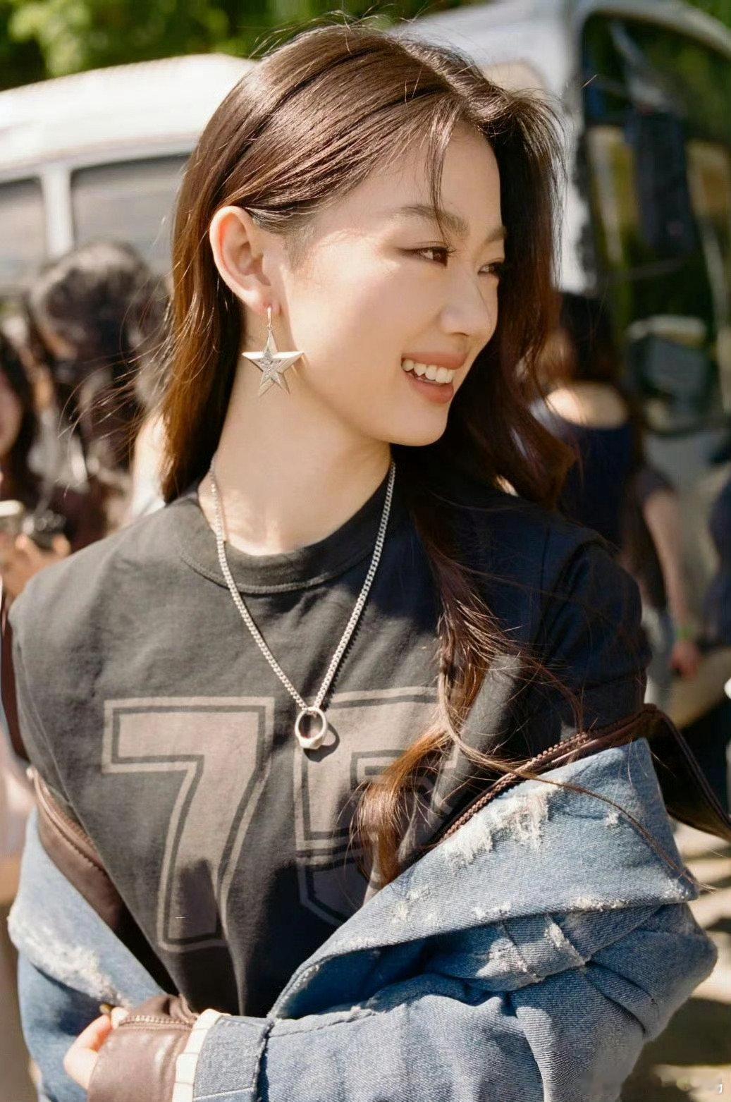 #单依纯[超话]# 没人觉得这一张的姐感超好吃吗？ ​