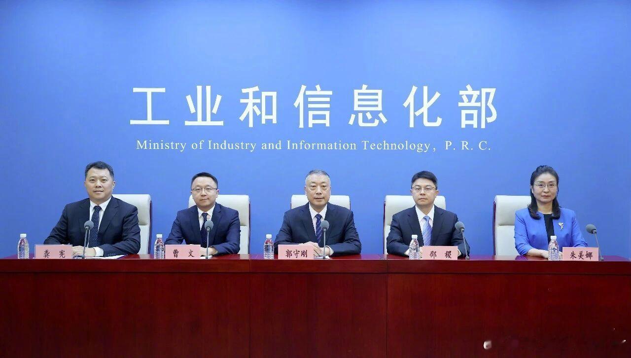 #发改委将助推大型车企改革与兼并重组# 

十五五期间，国家要推动新能源汽车行业告别一味的拼规模，大家一窝蜂做差不多的车。

简单分为三个部分：

1. 支持大企业按市场规则搞合并重组，把研发、生产资源整合到一起，别各家重复搞差不多的技术和车型，减少内卷。

2. 鼓励不同企业找准自己的定位，各做各的细分市场，走差异化路线。

3. 行业不再追求盲目做大，转向做高质量、高效率发展。

结合这三个方面长远来看：买车选择更有针对性了，车的整体质量会变好，售后更有保障。
