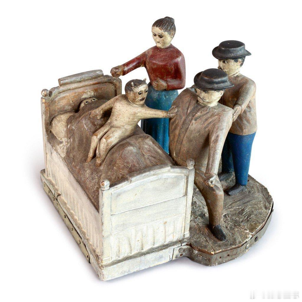 1910年，天主教传统中的驱魔仪式仍严格遵循《罗马礼书》的规范。尽管这是一项严加管制的天主教礼仪，但对魔鬼与邪灵的观念，仍透过以圣经为中心的布道、奋兴会、个人见证、宗教出版物及地方传说，在美国中西部某些乡村新教圈子里持续流传。此雕塑中看不到任何宗教器物——没有十字架、圣经、圣水或玫瑰念珠。而恶魔则被塑造成一个完全符合民间艺术审美的怪诞形象：体型矮小、赤裸、长角、张着嘴——既滑稽又骇人。