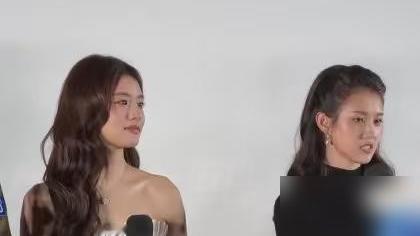 郭宇欣穿长袖，徐若晗穿抹胸，同台宣传《玉簟秋》，一个裹得严实，一个露得彻底。
再看脸，郭宇欣妆面黑了好几个度，站旁边跟来探班的场务似的。网友直接炸了，说这是短剧出身没背景，被按头“让妆”避嫌。
翻她最近动态更扎心。9月23号人还在米兰时装周，24号就发长文撕前公司，说拖欠报酬，她早起诉解约了。转