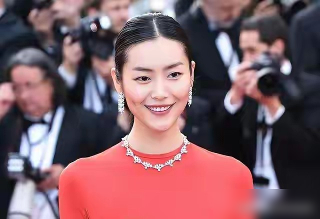刘雯井柏然再同框，倪妮点赞旧瓜直接戳中！
井柏然2013年拍《等风来》后说过谈恋爱选倪妮，后来两人聚少离多2018年和平分手，近期井柏然新剧热映，这番旧言论被挖出来。
有传闻倪妮分手后连续点赞相关内容一个月，还有网友瞎扯倪妮适合找年长包容的男，可倪妮本人从来没公开说过这话。
感情里的适合，从来