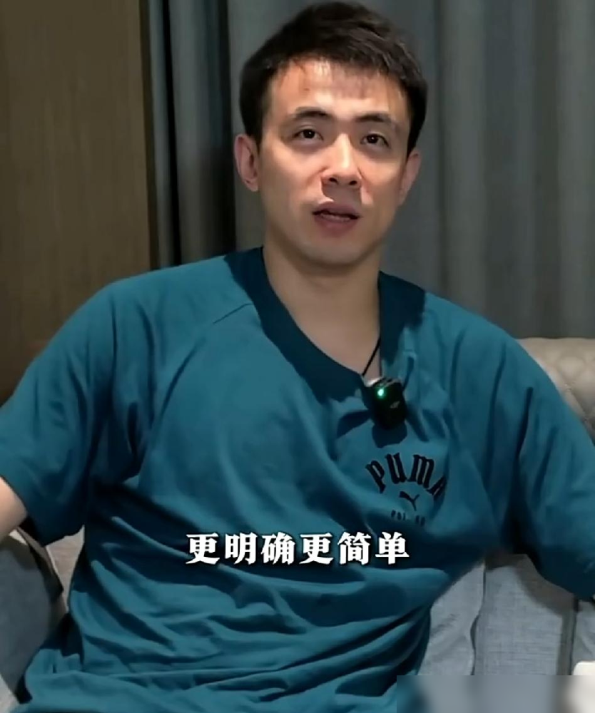 赵继伟捅破了中国男篮最大的窗户纸！
他说现在队内缺真正能扛事的内外线核心，全队没主心骨。年轻球员像焦泊乔，热身赛给了机会，实战一失误就立马被换下。
当年姚明易建联在队里，都是自己扛着整条防线走，年轻球员跟着慢慢涨球试错。
现在打世预赛赢黎巴嫩，还要靠赵继伟边线吊传，给杨瀚森拼出2.2秒绝杀。本