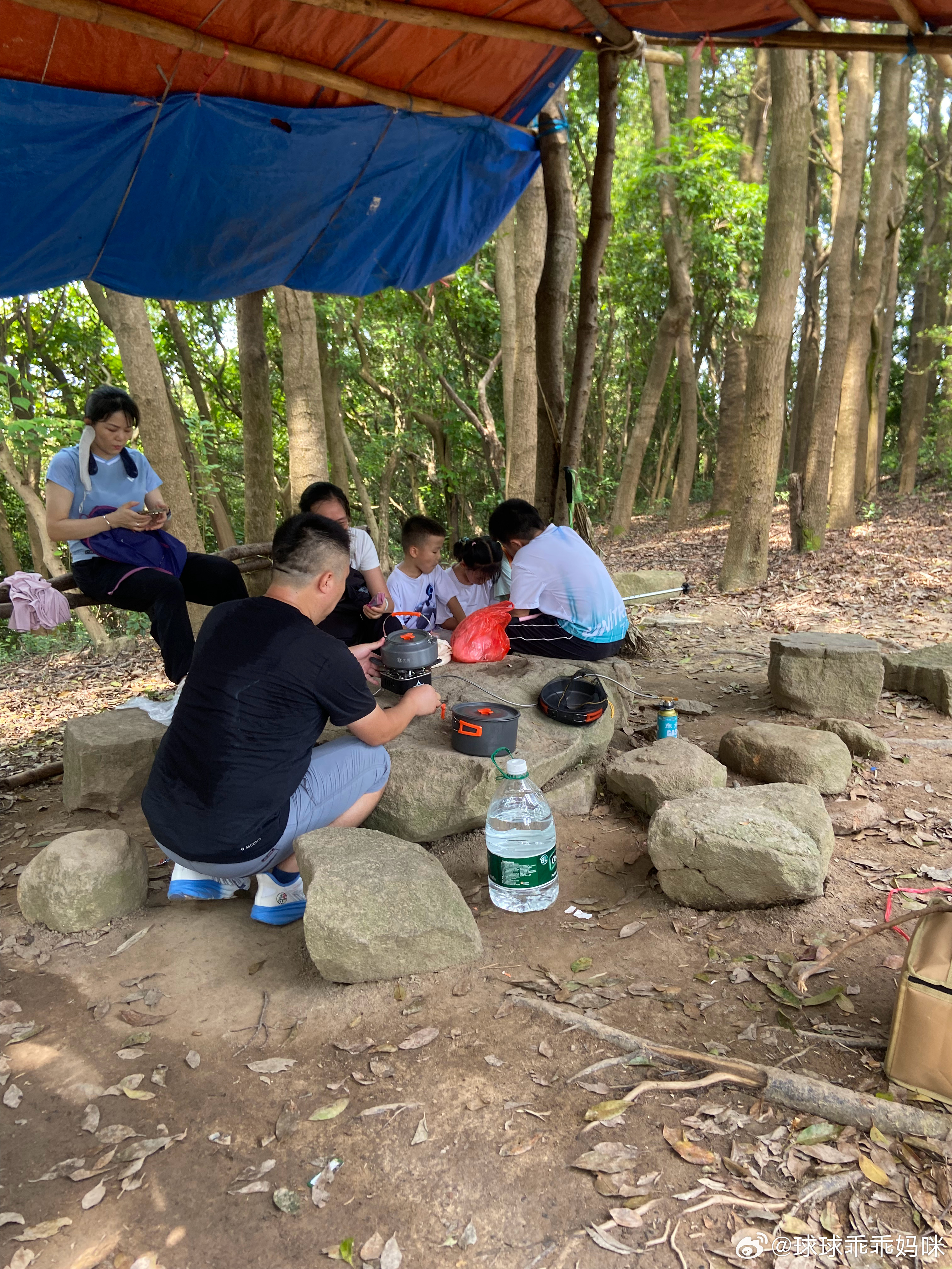 爬山顶配出行，
12斤水+煮水炉，
山顶直接安排火锅局。
羡慕别人家爸爸，
今日主打一个蹭玩😌
#带娃日常##宝宝成长记录##宝宝成长记录[超话]##亲子教育##亲子互动##iPhone18Pro系列闪电售罄#
今晚20点iPhone18 Pro开启预售，不到1分钟全平台热门配色直接抢空，酒红色、冰川蓝货源最紧张，部分机型发 ​