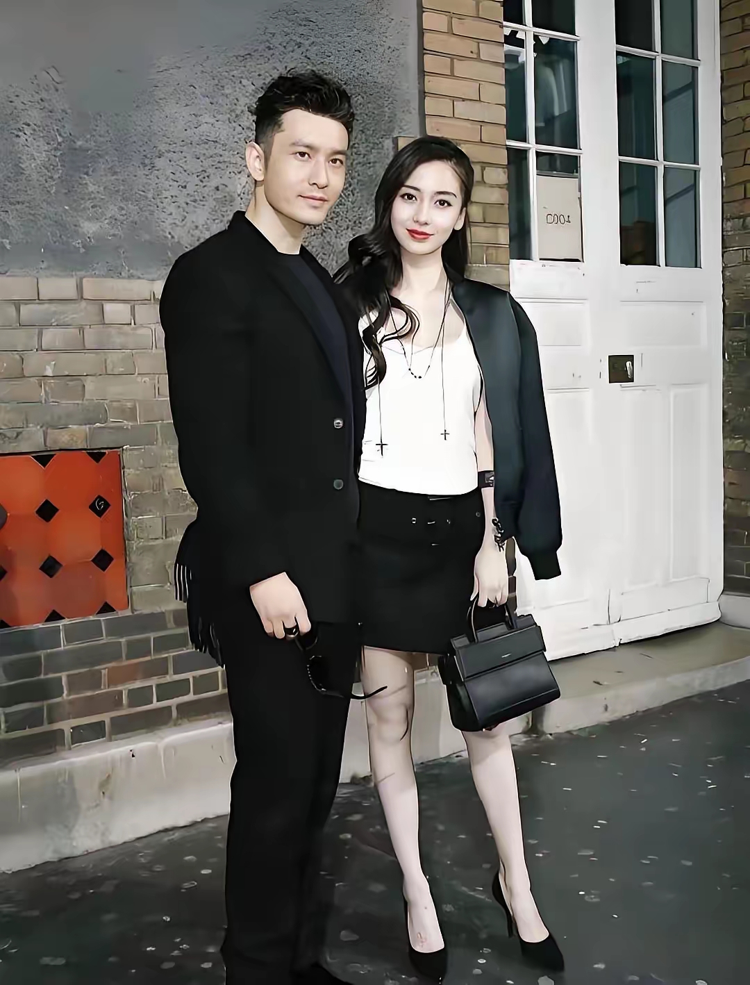 黄晓明杨颖离婚真相：婚姻里，好看真的没用
 
之前我随口问过公司男同事一个问题：杨颖颜值、身材都没得说，长得这么漂亮，黄晓明当初为什么非要跟她离婚？
 
结果他听完直接冷笑了一下，慢悠悠回我：你好好想想，一个男人连豪宅、连儿子的抚养权统统都不要，铁了心要抽身，真的只是因为外表的问题吗？
 
说实话，