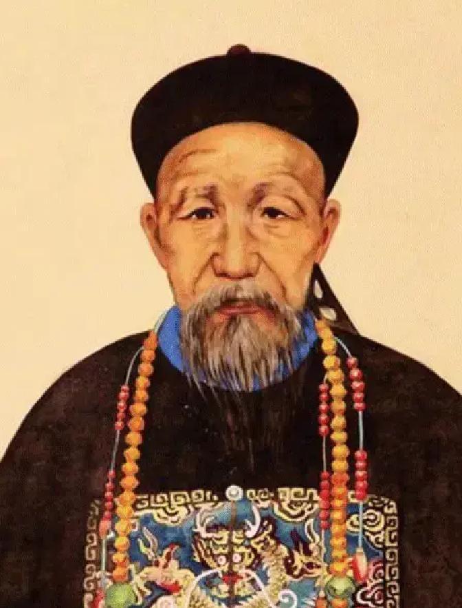 1870年，两江总督马新贻被刺身亡，慈禧震怒，派曾国藩前去彻查。不料，曾国藩拖延数日才动身，审讯时也是一言不发。主审官员密报慈禧：再查大清就完了。
 
曾国藩在江宁衙门后堂坐着，手里捏着几张供词纸，半晌没动。窗外树影斜过来，盖住了他半边身子。
 
张文祥跪在下面，头垂得很低。他肩膀有点垮，但背脊还是