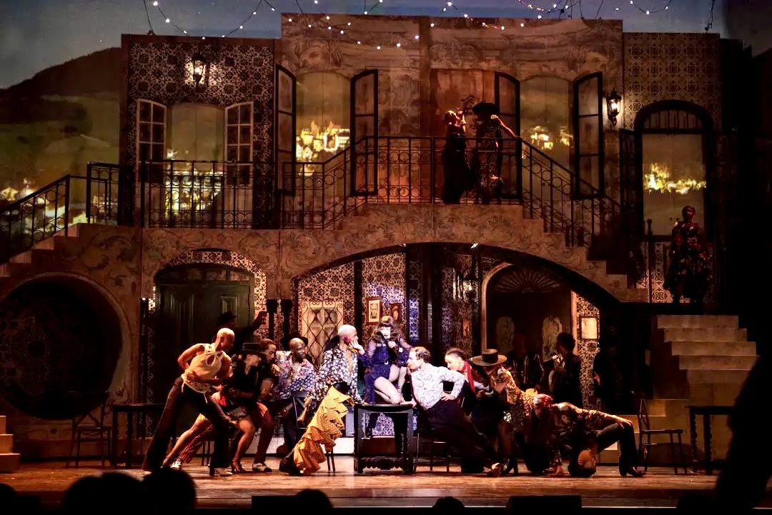 当代舞台设计，利用不同剧中之间的横向借鉴