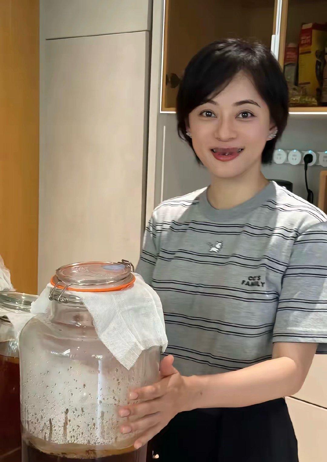 眼也不鼓了，也不发腮了,好漂亮啊!
发型也好看，​状态这么好，抓紧进组吧！ ​