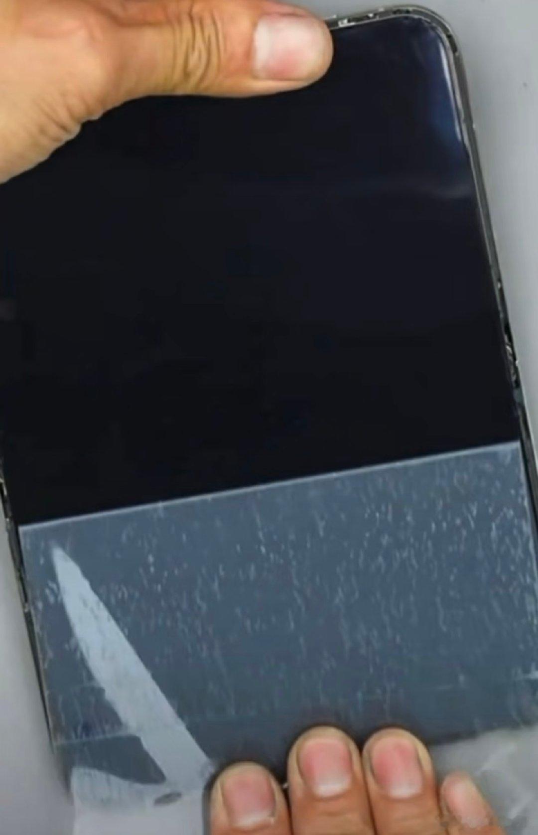 iPhone Duo撕掉磨砂膜后的折痕，大家可以感受一下！ 
#苹果内屏磨砂膜能徒手撕下# ​