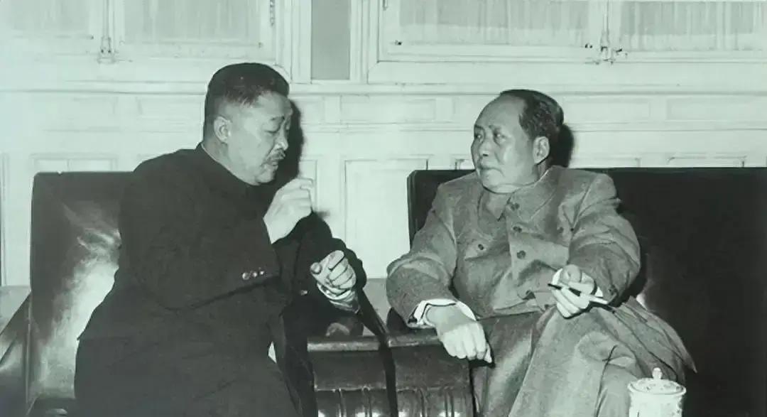 1942年贺龙娶了比自己小20岁的女学生，主席看贺龙头顶，忍不住开玩笑！
贺龙站在窑洞外的空地上，手里捏着一把从后勤处领来的剪刀，对着脸盆里的水影比划了半天。水影里的头发乱蓬蓬地盖过后颈，他想起上午开会时毛泽东那似笑非笑的眼神，心一横，咔嚓剪了下去。
警卫员小跑过来送文件，看见首长后脑勺缺了巴掌大一