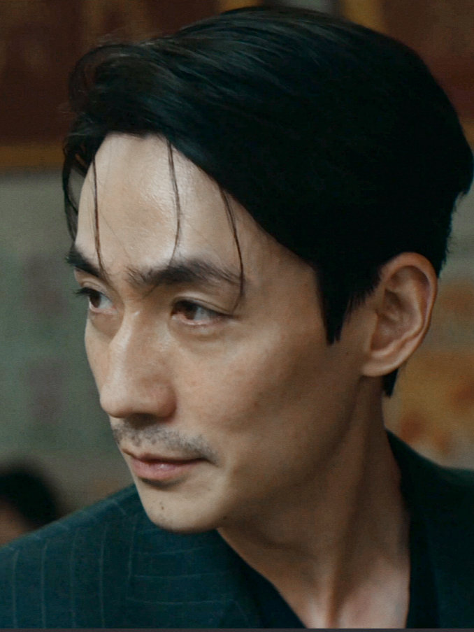 老大我们长这样会不会太显眼 ​
