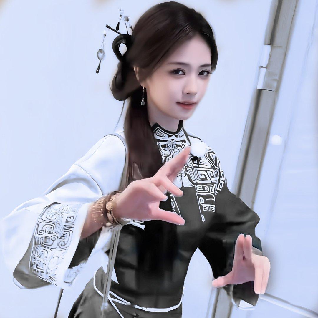 #涂色超话[超话]# 
古力娜扎 白鹿 鞠婧祎 虞书欣涂色 🈲二传
三连=你的 不用标明/赞评+标明
比例可改 修后🉑商 🈲原图商用 已AI修复
违者pc13.05 图源均来自不修神仙超话 ​