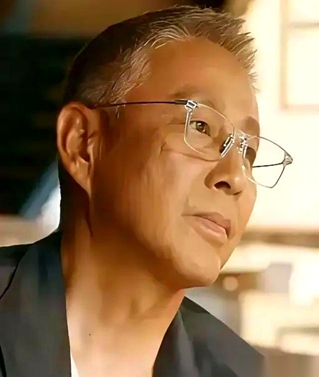 陈道明曾甩出过一段极度扎心的话：“活到六七十岁走，和活到八九十岁走，本质上没太大区别。多出来的那二十年，有时候只是多受二十年的罪，多生二十年的病。”
这段话，直接撕开了一块巨大的遮羞布：绝大多数人这辈子，根本没在“生活”，而仅仅是在“等待”。
看看周围。
二十多岁，死盯着电脑屏幕敲键盘，外卖盒子堆在
