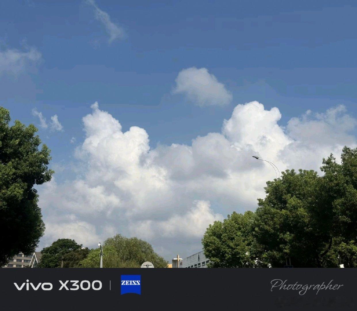 #vivo[超话]##vivo超话# 抬头看见满天空蓬松的白云，看着软软的，心情不好的时候看看云就放松了。 ​