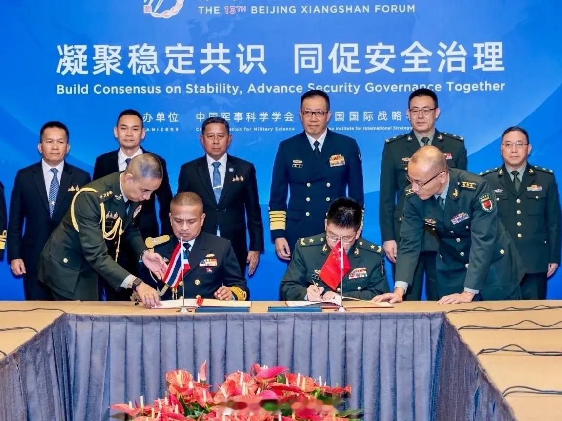 #泰国星暹新闻#【泰中签署军事援助协议 S26T潜艇项目全速重启】

历经多年技术波折、方案调整与协商攻坚，泰国皇家海军S26T潜艇采购项目迎来历史性突破！泰中双方正式签署军事援助协议，全力提速项目管理与建造进度，确保新一代潜艇按期、保质交付，有望实现提前服役。

泰国皇家海军发言人帕拉赫公布 ​