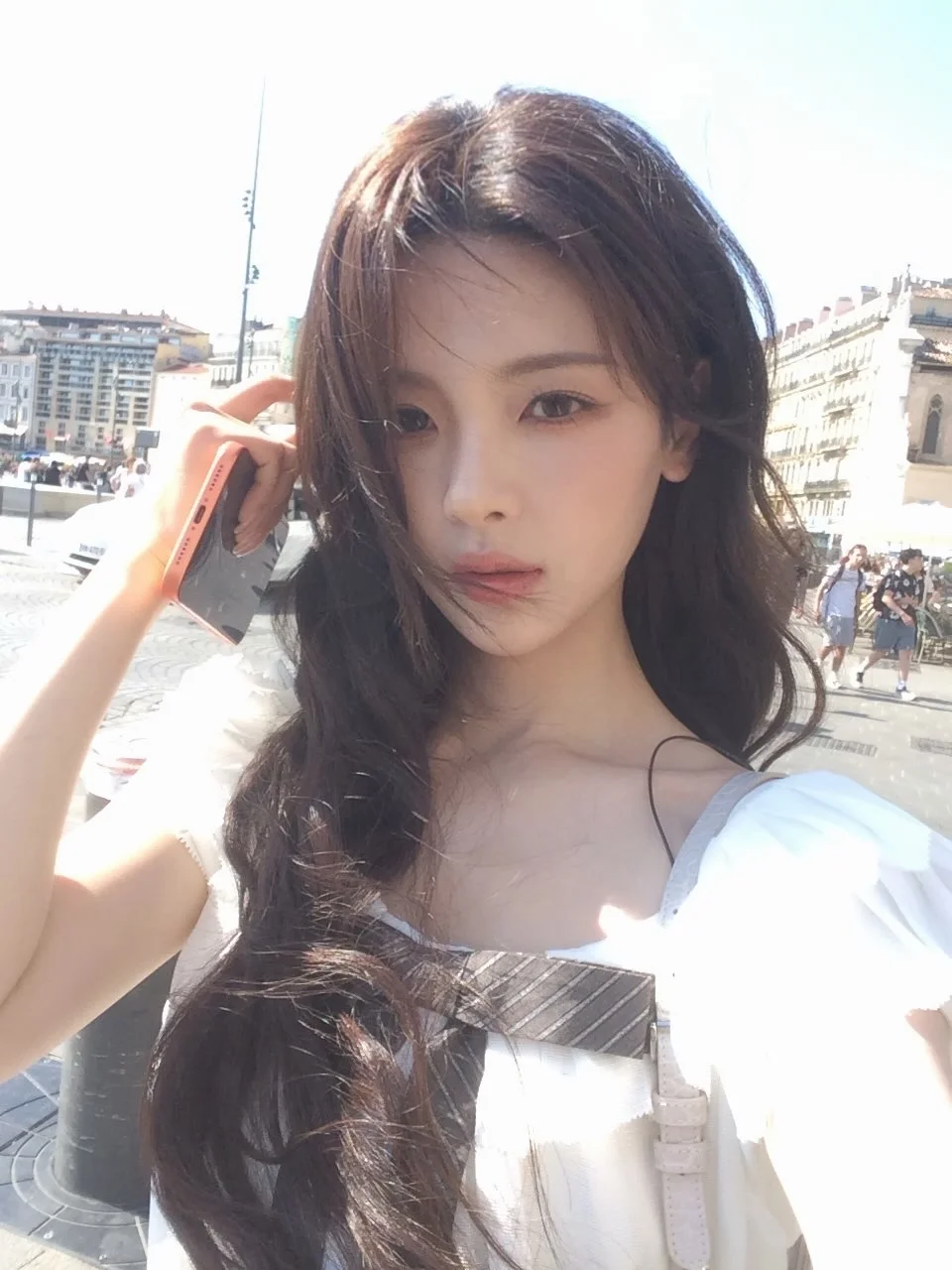 杨超越更新ins🤳在法国的四个造型