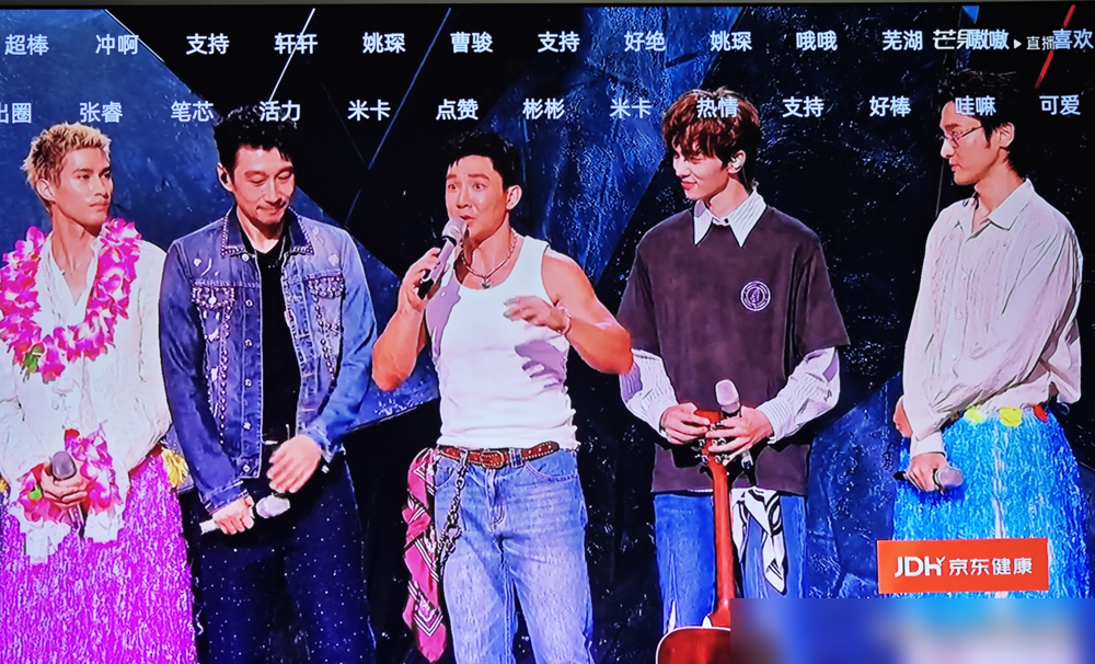 刘畊宏排名垫底想退赛，王传君当场甩了句：你走，也得给我多演一次再走。
现场全愣了，弹幕骂他狂。
可往回倒，刘畊宏反复念叨怕拖累队友，整个人已经垮了。王传君没哄，直接把最坏结果拍桌上：走可以，先把舞台干完。
三公刘畊宏唱《彩虹天堂》，跑调了。台下王传君哭得比他还凶。那场赢了，又有人喊黑幕。
后