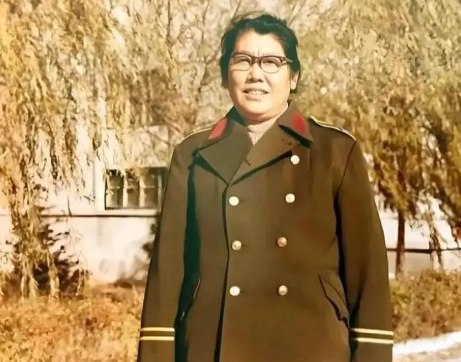 敬一丹母亲韩殿云的一张留影，新中国第一代女公安，此时任职于黑龙江省公安厅期间，身着公安制服，韩殿云，1930年出生，1947年入党，长期在黑龙江公安系统工作，曾任黑龙江省公安厅治安处副处长，从警47年，丈夫敬毓嵩，曾任黑龙江省人民检察院副检察长。

照片是1985年在哈尔滨拍的。那天她刚结束一个治安