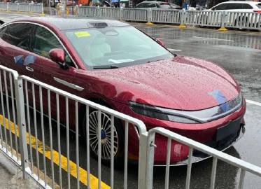 比亚迪大汉实车曝光了，车长5256mm、轴距3130mm，纯电和插混两...