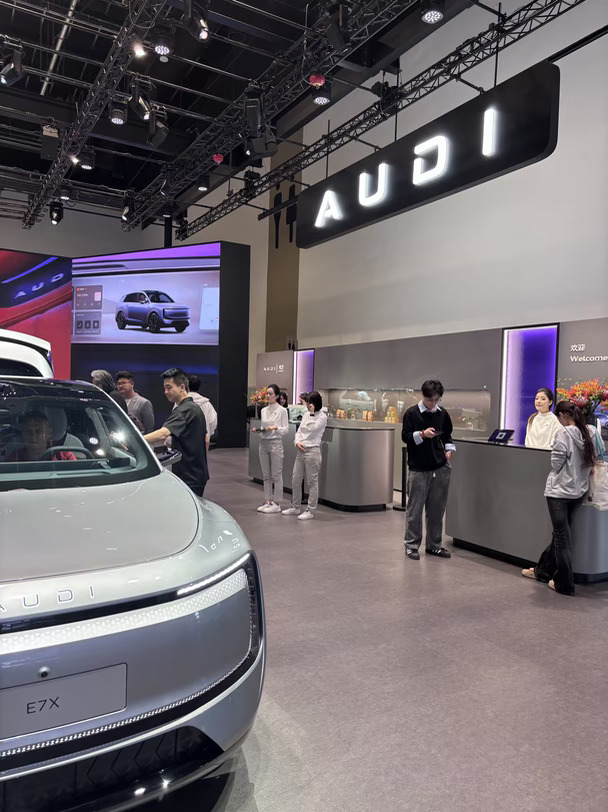 来，看Audi E7