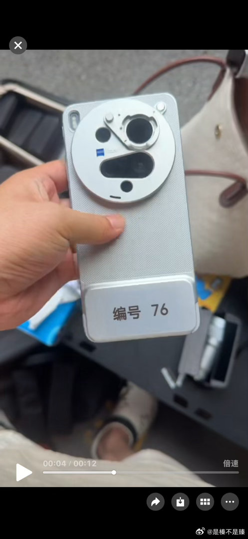 22号王源南京场vip4区12排22号的姐妹，穿着白衣服。我俩的手机拿错了，很着急。昨天晚上已经报警了，麻烦看到了和我联系！麻烦银元帮我转发了！谢谢银元！！！后面有编号的是我的姐妹！#vivo[超话]##王源[超话]# ​