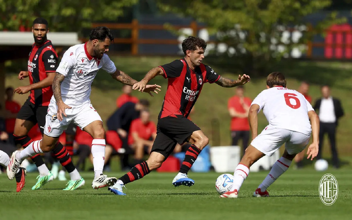 昨天，米兰组织了一场友谊赛，对手是帕多瓦。最终，两队战成了1-1的平手。阿莫林在这场比赛中再次坚持使用了四后卫体系。他在首发中让托莫里出任偏向右侧落位防守的右后卫，这一安排延用了国际比赛日之前击败莱切时的战术逻辑，通过右后卫的沉底落位，为右侧的高位边锋腾出整条边路的进攻走廊和自由度 ​